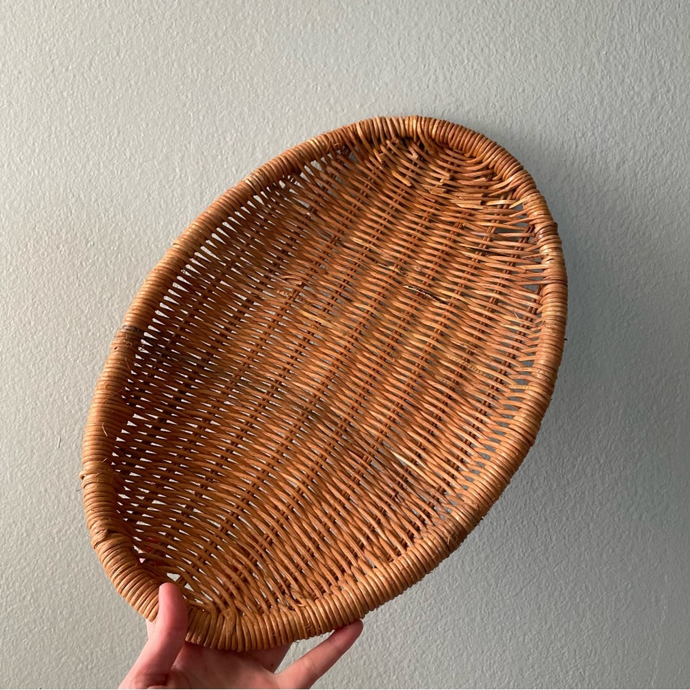 ♦️5/$15♦️ Lightweight Brown Woven Basket Rattan Oval Serving or Storage
